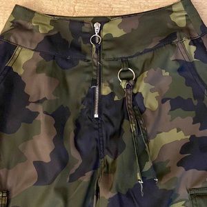 Wild Fable Women’s Camouflage Pants Zipper Front gathered Ankles Size 2